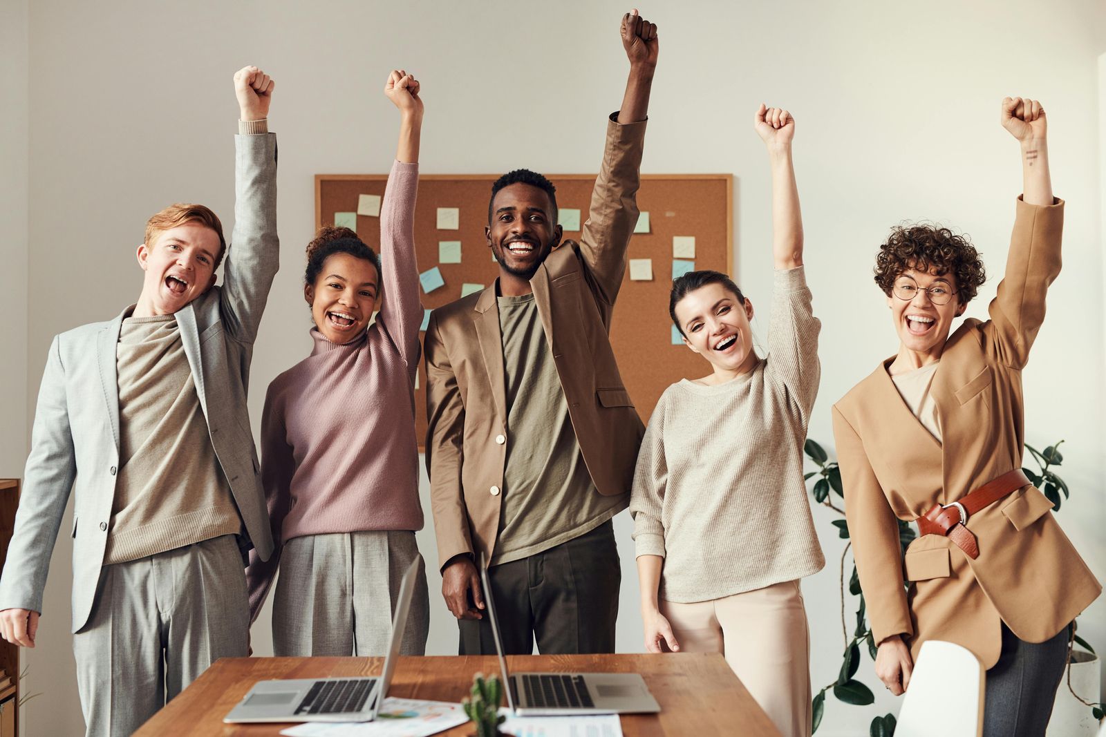 Equipo de trabajo celebrando